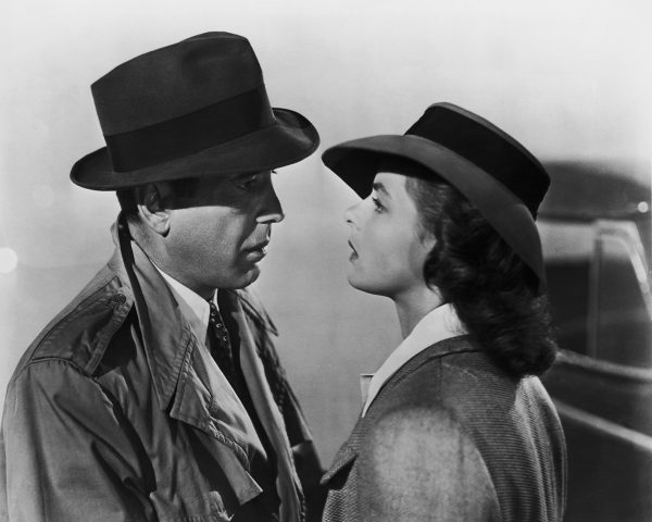 O Humphrey Bogart (1899 - 1957) και η Ingrid Bergman (1915 - 1982) στην ταινία της Warner Brothers 'Casablanca', 1942. Photo by Popperfoto/Getty Images