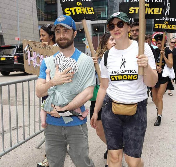 O Daniel Radcliffe και η Erin Darke έλαβαν μέρος στη μεγάλη απεργία των ηθοποιών που έγινε στη Νέα Υόρκη στις 21 Ιουλίου 2023. Στην αγκαλιά του κρατά και το μωράκι τους.   Photo by John Nacion/Getty Images