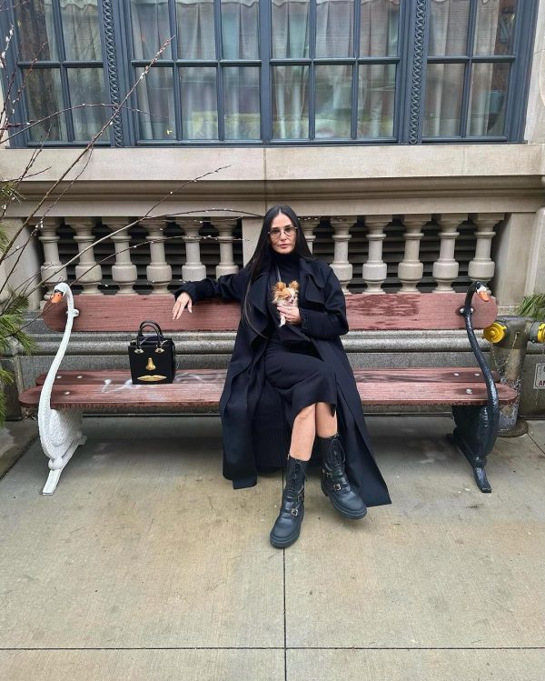 H Demi Moore με total black outfit