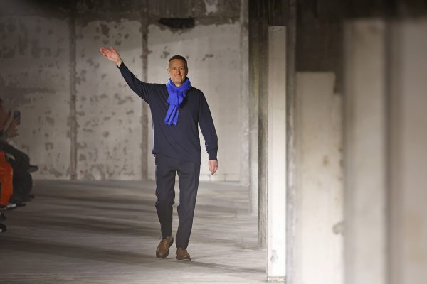 O σχεδιαατής μόδας Dries Van Noten αμέσως μετά την παρουσίαση της ανδρικής collection του -Dries Van Noten Menswear για το Φθινόπωρο/Χειμώνα 2024/25, που παρουσιάστηκε στις 18 Ιανουαρίου 2024 κατά τη διάρκεια της Εβδομάδας Μόδας στο Παρίσι.