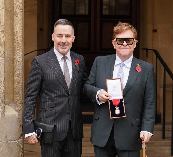 Ο Sir Elton John, με τον σύζυγό του David Furnish, αφού έγινε μέλος του Τάγματος των Companions of Honor για υπηρεσίες στη μουσική και στη φιλανθρωπία κατά τη διάρκεια μιας τελετής επένδυσης στο Κάστρο Windsor στις 10 Νοεμβρίου 2021 στο Windsor της Αγγλίας.
Photo by Dominic Lipinski - WPA Pool/Getty Images