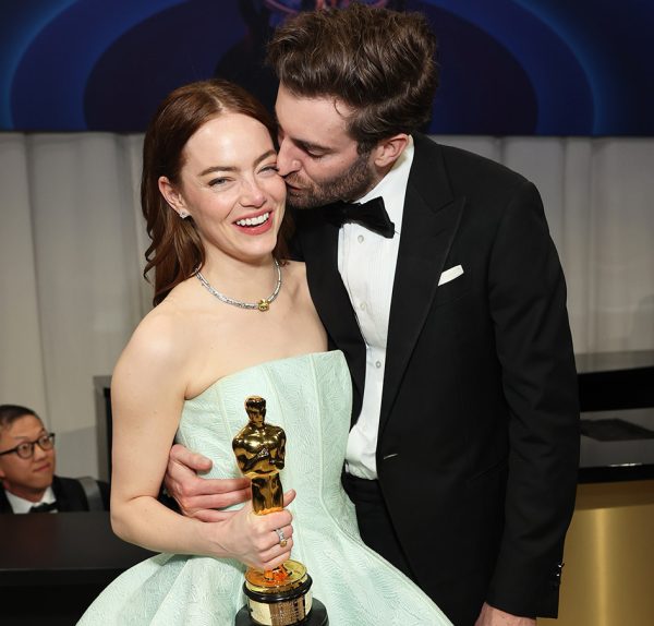 H Emma Stone και ο σύζυγός της Dave McCary στα 96α Oscars.