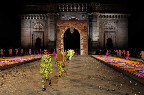 Το μεγάλο φινάλε της επίδειξης pre-fall 2923 του οίκου Dior στην Πύλη της Ινδίας. Courtesy Dior