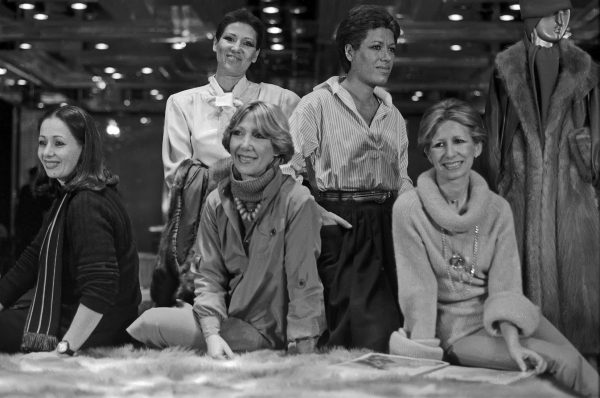 Φωτογραφία του 1976-Οι πέντε αδελφές Fendi στο ατελιέ τους. Alda. Paola. Franca. Carla. and Anna. 
Photo by: AGF/Universal Images Group via Getty Images