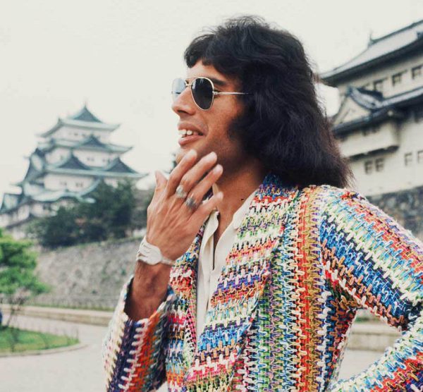 O Freddie Mercury μπροστά από το φημισμένο Κάστρο Nagoya στην Ιαπωνία, στις 22 Απρίλιου 1975. 
Photo by Koh Hasebe/Shinko Music/Getty Images