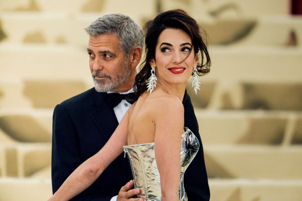 O George Clooney και η σύζυγός του Amal Clooney σε Gala στο Μetropolitan Museum
