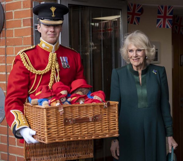 Η Camilla, η Queen Consort, φτάνει στο Barnardo's με συνοδεία ηλεκτρικών ταξί. Μεταφέρει αρκουδάκια Paddington από το Clarence House και το Buckingham Palace για να παρευρεθεί σε ειδική εκδήλωση αφιερωμένη στο αγαπητό αρκουδάκι στο Barnardo's Nursery in Bow στις 24 Νοεμβρίου 2022 στο Λονδίνο.
Ανακοινώθηκε τον περασμένο μήνα ότι πάνω από 1.000 αρκουδάκια Paddington και αρκουδάκια που έμειναν ως αφιερώματα στο Λονδίνο και το Windsor, μετά τον θάνατο της βασίλισσας Ελισάβετ, θα δοθούν στις υπηρεσίες των παιδιών του Barnardo. Τα αρκουδάκια έχουν όλα καθαριστεί επαγγελματικά και παραδόθηκαν στα παιδιά στο Bow Nursery, ενώ άλλα θα διανεμηθούν σε παιδιά που υποστηρίζονται από τον Barnardo's σε όλη τη χώρα. Τα ταξί οδηγούν εκπρόσωποι του London Taxi Drivers' Charity for Children, του οποίου η τότε Δούκισσα της Κορνουάλης έγινε προστάτης το 2010.
Photo by Mark Cuthbert/UK Press via Getty Images