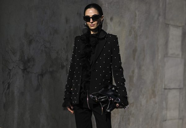 H Ilenia Toma φορά μαύρο jewelled jacket, μαύρο πουλόβερ και παντελόνια και μαύρη τσάντα δερμάτινη λίγο πριν το show του Givenchy στην Εβδομάδα Μόδας στο Παρίσι, 2023. 
Photo by Daniel Zuchnik/Getty Images