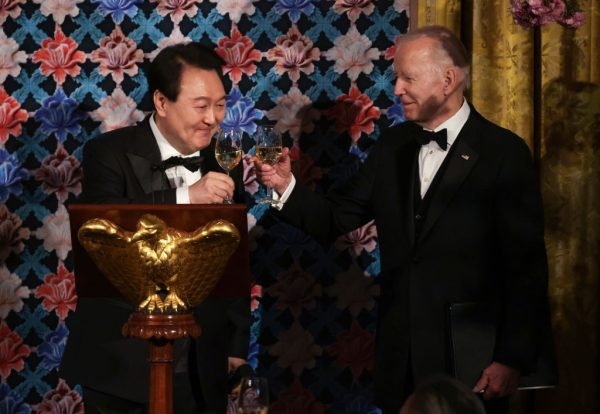 ΟΥΑΣΙΝΓΚΤΟΝ - 26 ΑΠΡΙΛΙΟΥ: Ο πρόεδρος της Νοτίου Κορέας Yoon Suk-yeol και ο πρόεδρος των ΗΠΑ Joe Biden κάνουν  πρόποση στη διάρκεια κρατικού δείπνου στον Λευκό Οίκο, στις 26 Απριλίου στην Ουάσινγκτον. Ο πρόεδρος Joe Biden και η Πρώτη Κυρία Jill Biden φιλοξενούν τον πρόεδρο της Νοτίου Κορέας Yoon Suk-yeol και την Πρώτη Κυρία της Νοτίου Κορέας Kim Keon-hee σε κρατικό δείπνο. (Photo by Alex Wong/Getty Images)