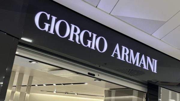Το λογότυπο σε μαγαζί Giorgio Armani