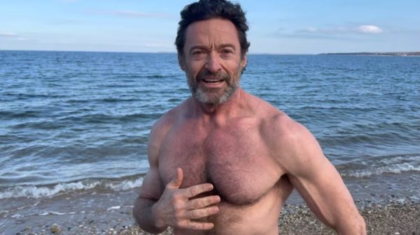 O Hugh Jackman ετοιμάζεται να βουτήξει στα παγωμένα νερά