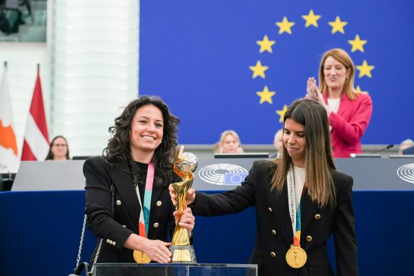 Η Ivana Andrés και η Alba Redondo από την ισπανική εθνική ομάδα ποδοσφαίρου γυναικών εκφώνησαν ομιλία στο Στρασβούργο ΕΕ2024 — ΕΚ