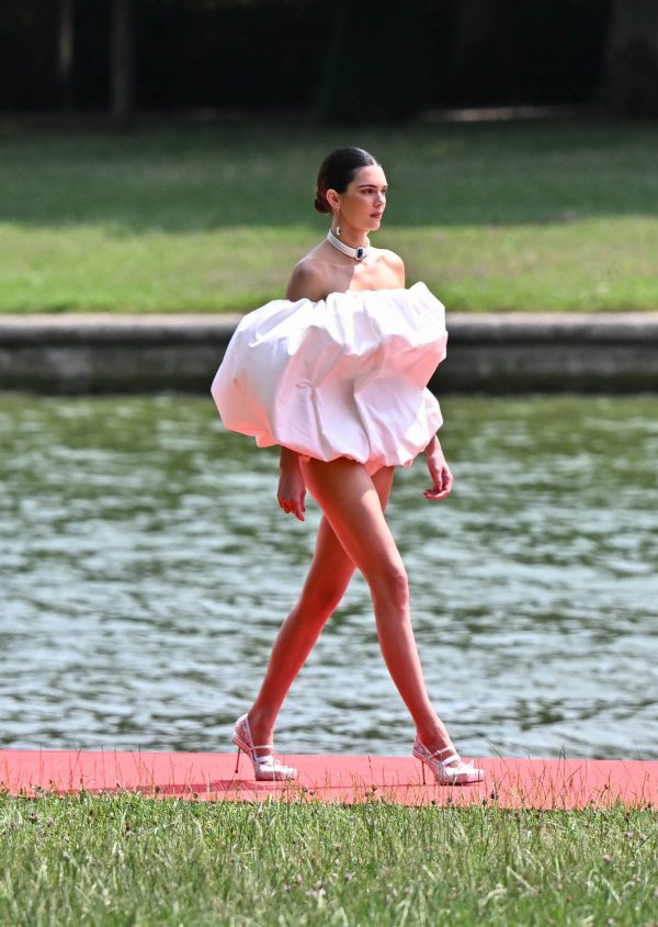 Η Kendall Jenner στο show Jacquemus στις Βερσαλλίες (Photo by Stephane Cardinale - Corbis/Corbis via Getty Images)