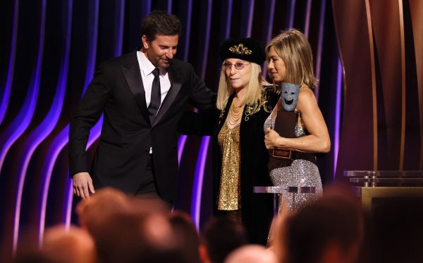 H Barbra Streisant σε σπάνια εμφάνισή της στη σκηνή των Sag Awards, ανάμεσα στους Jennifer Aniston και Bradley Cooper, το βράδυ του Σαββάτου στις 24 Φεβρουαρίου 2024.