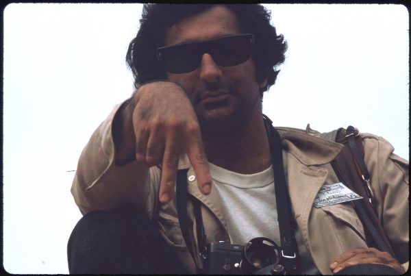 Ο φωτογράφος Jim Marshall δείχνει το σήμα με τα δύο του δάχτυλα, στο μουσικό φεστιβάλ Woodstock, τον Αύγουστο του 1969.
Photo by Ralph Ackerman/Getty Images