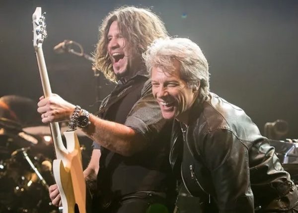 O Jon Bon Jovi με τον κιθαρίστα Phil X
