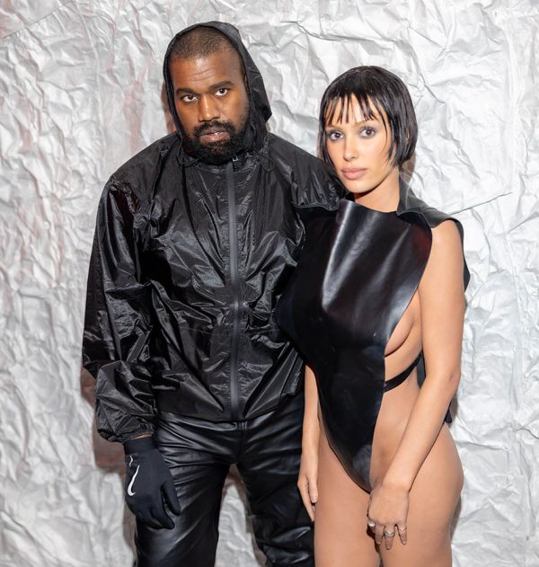O Kanye West και η Bianca Censori κατά τη διάρκεια της εβδομάδας Μόδας στο Μιλάνο, παρακολούθησαν ττο show του οίκου Marni για τη συλλογή Womenswear Fall/Winter 2024-2025 στις 22 Φεβρουαρίου.
