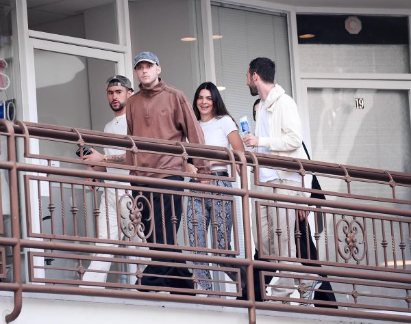 O Bad Bunny και η Kendall φεύγοντας από το Sushi Park ένα χρόνο πριν, τον Ιούνιο 2023, στο Los Angeles.