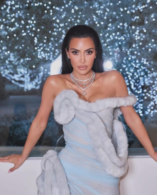 H Kim Kardashian στο πάρτι της οικογένειάς της για τα Χριστούγεννα