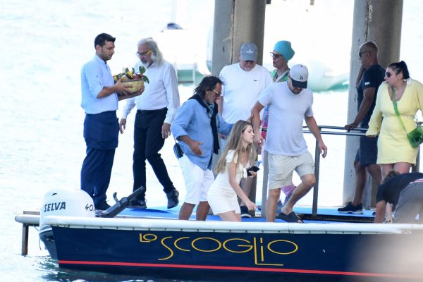 Ο Leonardo DiCaprio τον προηγούμενο μήνα εθεάθη με τον πατέρα του George DiCaprio και τη μητριά του Peggy Farrar στις 10 Ιουνίου στο Sorrento της Ιταλίας. 
Photo by MEGA/GC Images