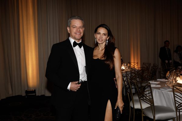O Matt Damon και η σύζυγός του Luciana Barroso στο press room στα 81α Ετήσια Golden Globe Awards
