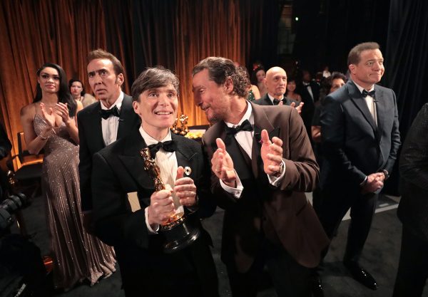 Ο Cillian Murphy με το βραβείο Oscar στα χέρια του, σε φωτογραφία με τους Nicolas Cage και Matthew McConaughey.