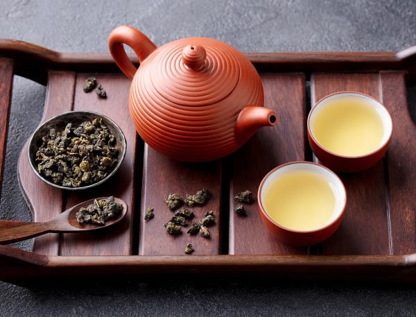 Oolong-green-tea-in-a-teapot-with-chawan-bowls