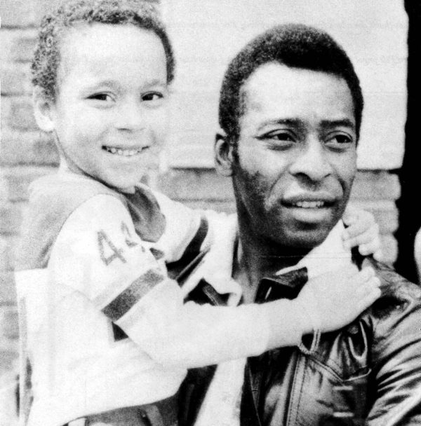 O θρύλος του ποδοσφαίρου Pelé με τον γιο του Edinho το 1978 στο στάδιο Cosmo