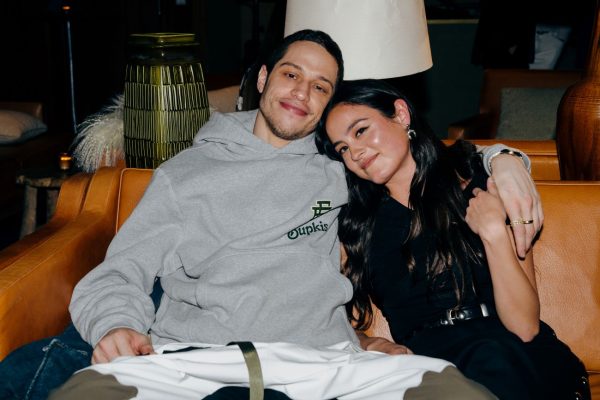 O Pete Davidson και η Chase Sui Wonders στο L'Avenue τον Απρίλιο 2023.
Photo by: Rosalind O'Connor/Peacock via Getty Images