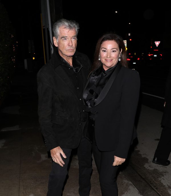 Ο Pierce Brosnan και η σύζυγός του Keely Shaye Smith στο εστιατόριο Giorgio Baldi στη Santa Monica στις 07 Μαρτίου 2024 στην Καλιφόρνια.