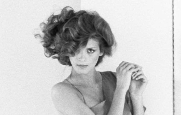 H Αμερικανή Top Model Gia Carangi (1960 - 1986) ποζάροντας.
