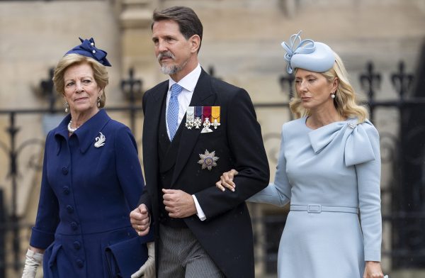 Η βασίλισσα Άννα Μαρία της Ελλάδας με τον διάδοχο του θρόνου Παύλο και την πριγκίπισσα Μαρία Σαντάλ της Ελλάδας φτάνουν στο Αββαείο του Ουέστμινστερ για τη στέψη του βασιλιά Καρόλου Γ' και της βασίλισσας Camilla στις 6 Μαΐου 2023 στο Λονδίνο της Αγγλίας. 
Η στέψη του Κάρολου Γ' και της συζύγου του, Camilla, ως βασιλιάς και βασίλισσας του Ηνωμένου Βασιλείου της Μεγάλης Βρετανίας και της Βόρειας Ιρλανδίας, και των άλλων χωρών της Κοινοπολιτείας πραγματοποιείται στο Αββαείο του Ουέστμινστερ στις 6 Μαΐου. Ο Κάρολος ανέβηκε στον θρόνο στις 8 Σεπτεμβρίου 2022, μετά τον θάνατο της μητέρας του, Ελισάβετ Β'.
Photo by Mark Cuthbert/UK Press via Getty Images