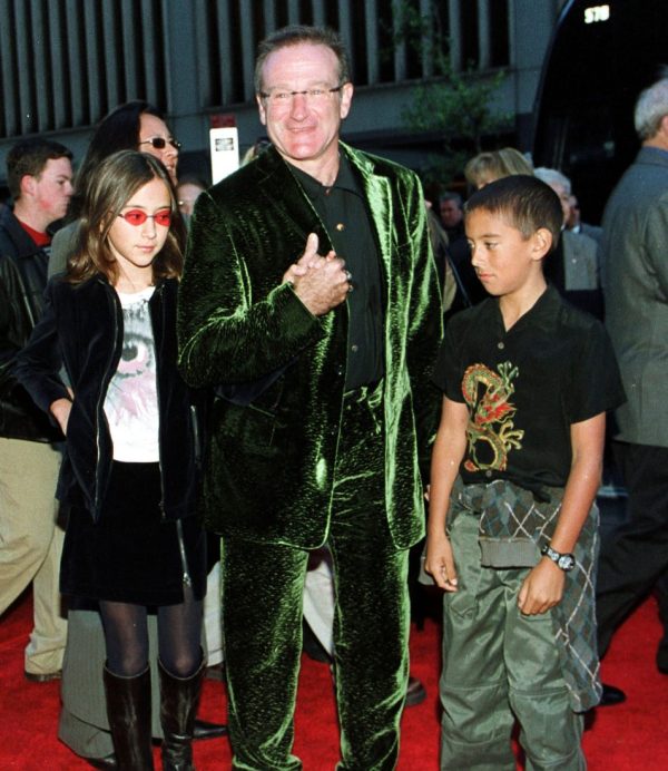 O ηθοποιός Robin Williams, με την κόρη του Zelda και τον γιο του Colby φτάνουν για να παρευρεθούν στην πρεμιέρα της ταινίας 'Harry Potter and the Sorcerer's Stone' το 2001 στο Ziegfeld Theater στη Νέα Υόρκη.
Photo by Diane L. Cohen/Getty Images