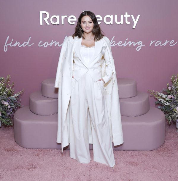 H Selena Gomez στο λανσάρισμα των προϊόντων της Rare Beauty