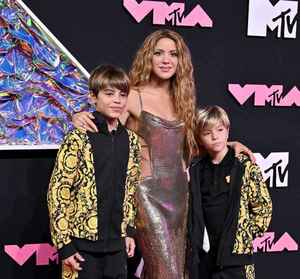 Η Shakira ανάμεσα στα αγόρια της, τον Milan Piqué στα αριστερά και τον Sasha Piqué στα MTV Video Music Awards 2023 στις 12 Σεπτεμβρίου 2023 στο Newark του New Jersey. Photo by Axelle/Bauer-Griffin/FilmMagic