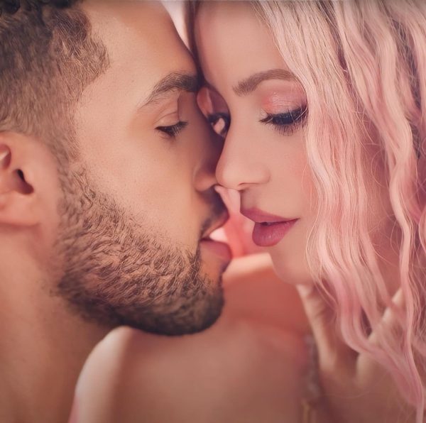 H Shakira και ο Lucien Laviscount στα γυρίσματα του βιντεοκλίπ του Punteria
