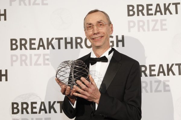 Svante Paabo poses with the 2016 Breakthrough Prize in Life Sciences at the 2016 Breakthrough Prize Ceremony on November 8, 2015 in Mountain View, California.  
Photo by Kimberly White/Getty Images for Breakthrough Prize