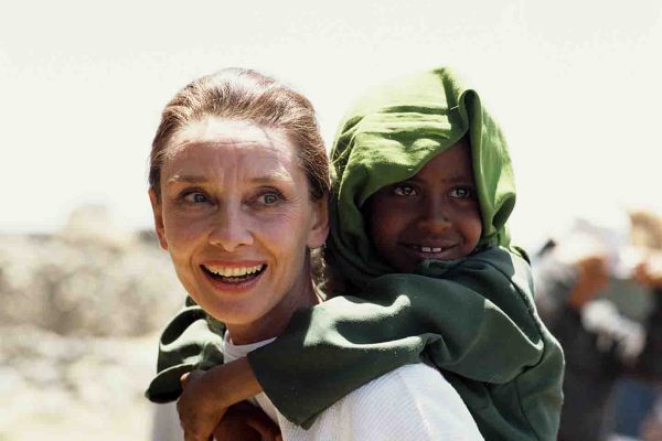 H Audrey Hepburn (1929 - 1993) μεταφέροντας ένα κοριτσάκι από την Αιθιοπία κατά τη διάρκεια της πρώτη της παρουσίας στην Αιθιοπία με τη Unicef, τον Μάρτιο του 1988.
Photo by Derek Hudson/Getty Images
