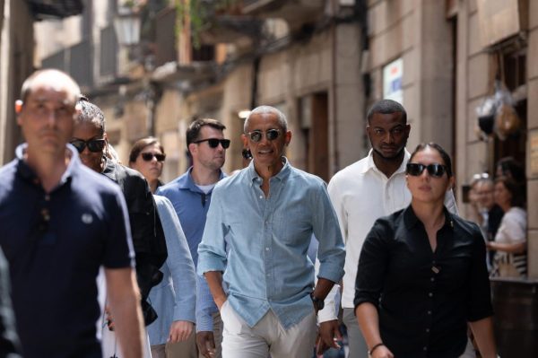 O πρώην πρόεδρος των ΗΠΑ Barack Obama περπατά στους δρόμους της  Barcelona, τον Απρίλιο του 2023, όταν επισκέφτηκε την Ισπανία με τη σύζυγό του Michelle Obama για να παρακολουθήσουν τη συναυλία του Bruce Springsteen.
Photo By David Zorrakino/Europa Press via Getty Images