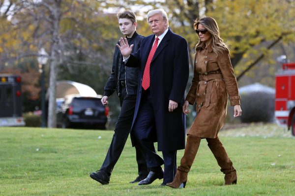 To ζευγάρι Donald και Melania Trump μαζί με τον γιο τους Barron στις 26 Νοεμβρίου 2019 στην Washington, DC.