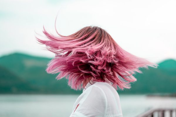 Γυναίκα με μαλλιά σε ροζ χρώμα