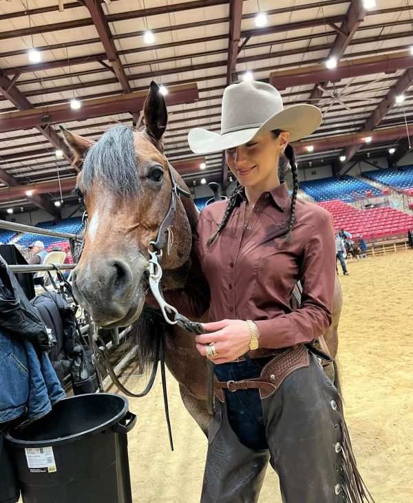 Η Bella Hadid με καουμπόικο σύνολο και το άλογό της