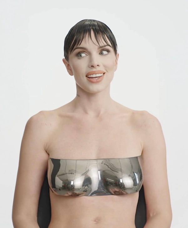 Η Julia Fox με breast plate