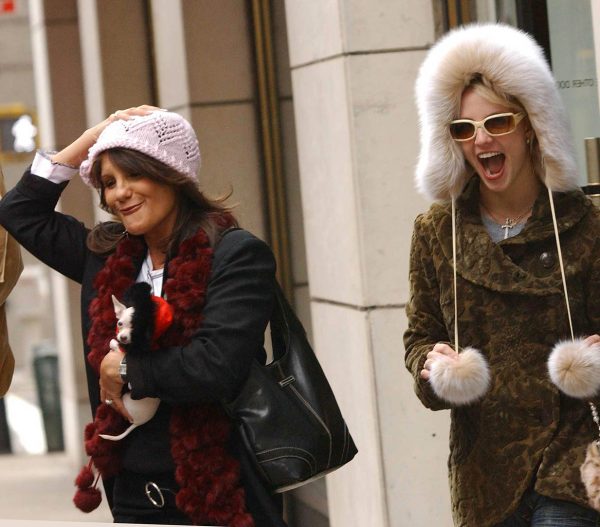 η Britney Spears και η μαμά της Lynne Spears αγόρασαν καπέλα πριν από σχεδόν είκοσι χρόνια