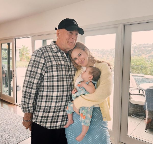 O Bruce Willis ποζάρει στο πλευρό της κόρης του Rumer και της νεογέννητης εγγονής του