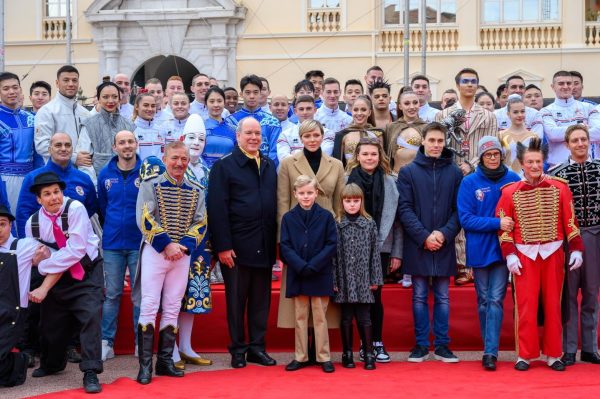 Η πριγκίπισσα Charlene του Μονακό με την οικογένειά της και πλήθος συμμετεχόντων στο φεστιβάλ τσίρκο