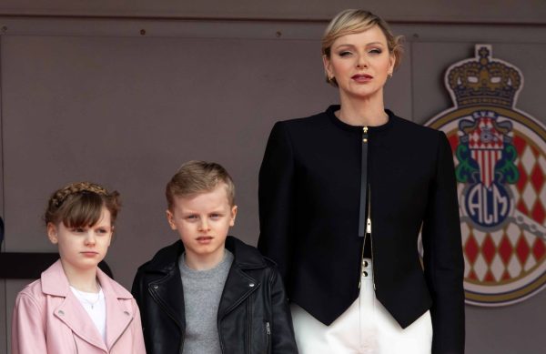 H πριγκίπισσα Charlene με τα παιδιά της τον Απρίλιο 2024 στο 2024 Monaco E-Prix μαζί με τα παιδιά της, πριγκίπισσα Gabriella και τον πρίγκιπα Jacques.