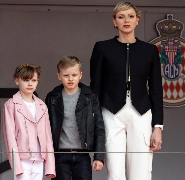 H πριγκίπισσα Charlene με τα παιδιά της τον Απρίλιο 2024 στο 2024 Monaco E-Prix μαζί με τα παιδιά της, πριγκίπισσα Gabriella και τον πρίγκιπα Jacques.