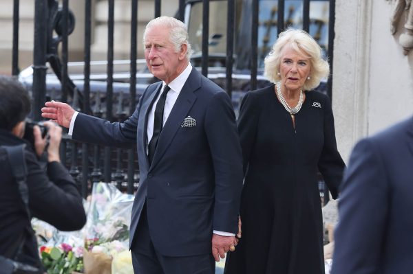 O βασιλιάς Κάρολος III and η Camilla, σύζυγος του βασιλιά φτάνουν έξω από το παλάτι του Buckingham, σήμερα 09, 2022.  
Photo by Neil Mockford/Getty Images