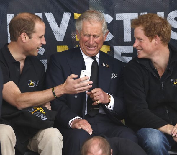 Ο πρίγκιπας William μαζί με τον πρίγκιπα Harry και τον πατέρα τους σήμερα Βασιλιά Κάρολο